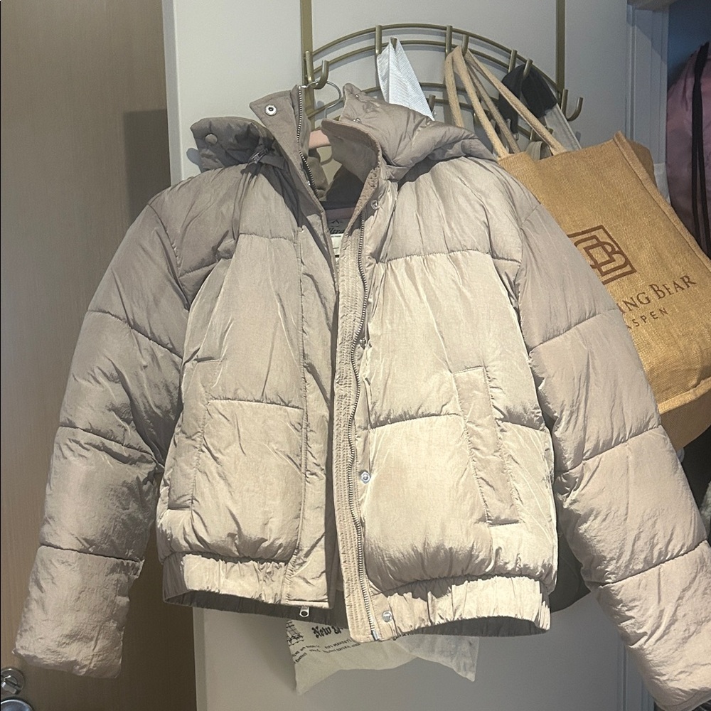 Abercrombie Ultra Connection Like New Tan Puffer Jacket with Hood